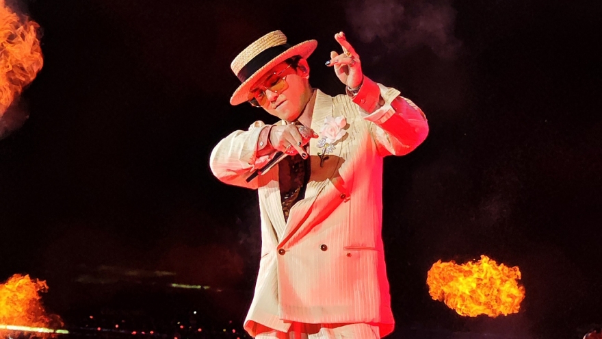 G-Dragon steals the show at World Tour Übermensch in Hung Yen